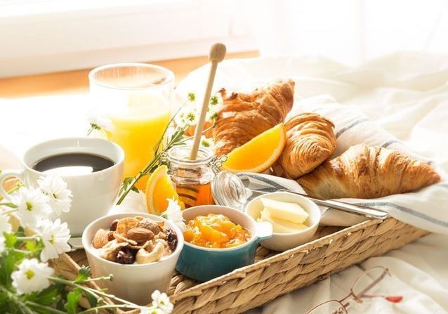 https://www.hotel-mendi-alde.com/wp-content/uploads/2021/12/10-idees-de-petit-dejeuner-romantique-pour-un-reveil-en-douceur-1.jpg